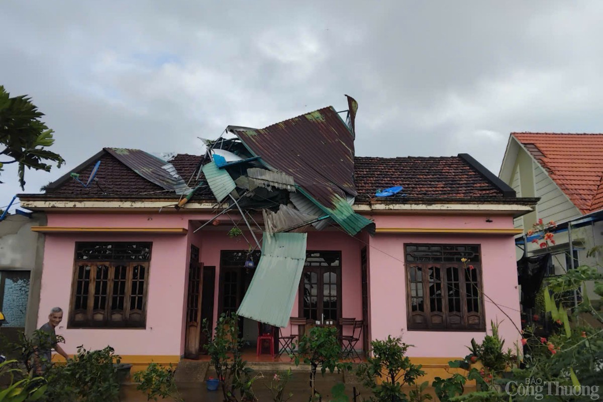 Mái tôn bị lốc xoáy cuốn bay, gây nguy hiểm cho người dân