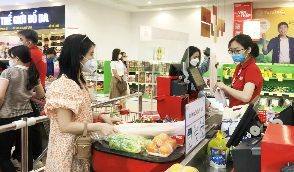 Người dân mua sắm hàng hoá tại Siêu thị Go! Hạ Long.