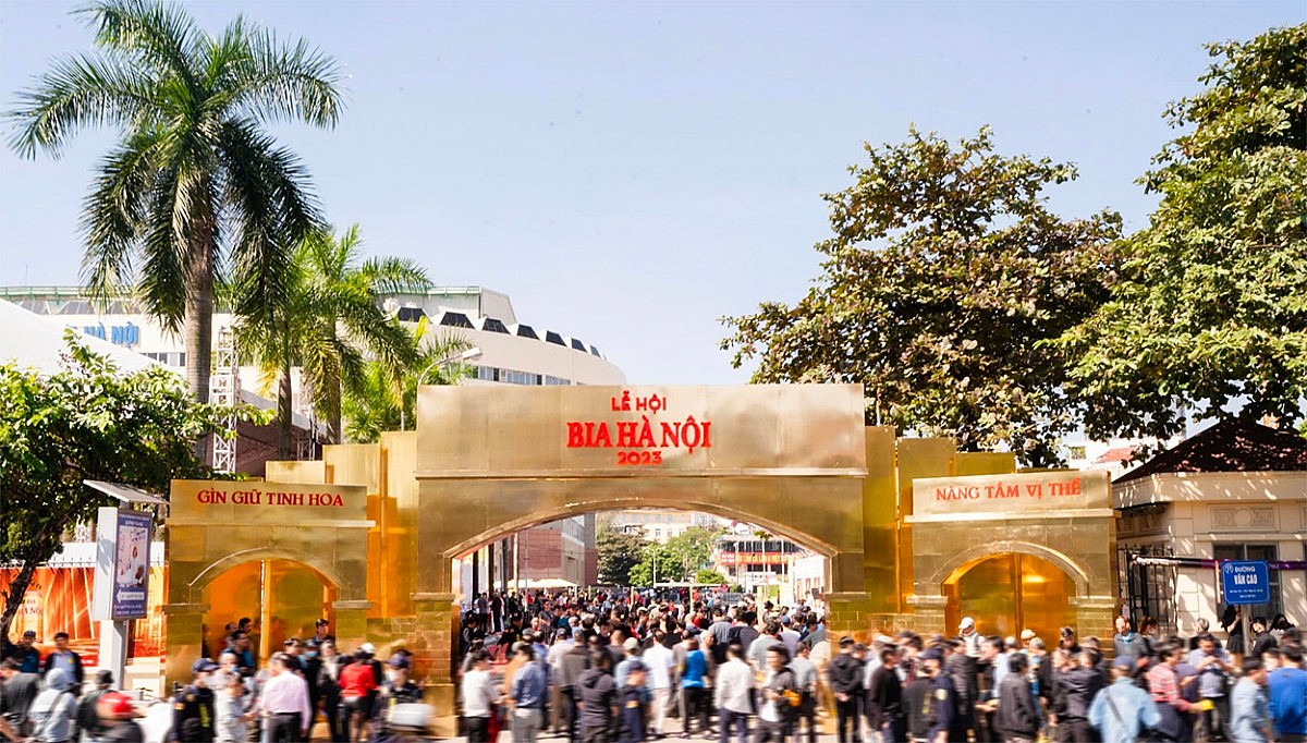 Lễ hội Bia Hà Nội năm 2023 thu hút đông đảo khách hàng tham dự