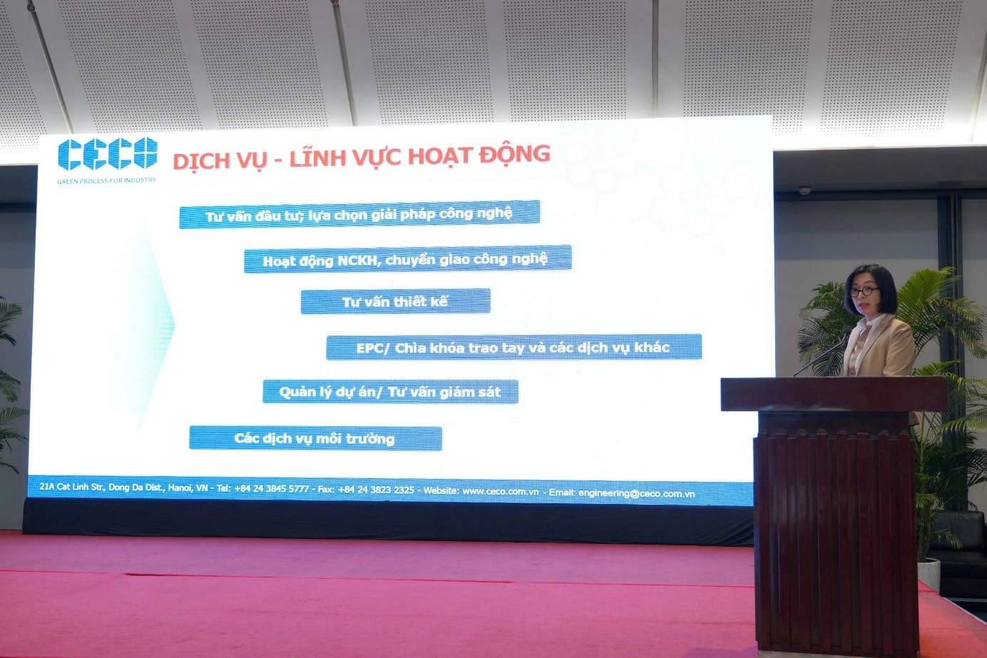Bà Nguyễn Thị Vân Anh - Tổng Giám đốc CECO trình bày tham luận