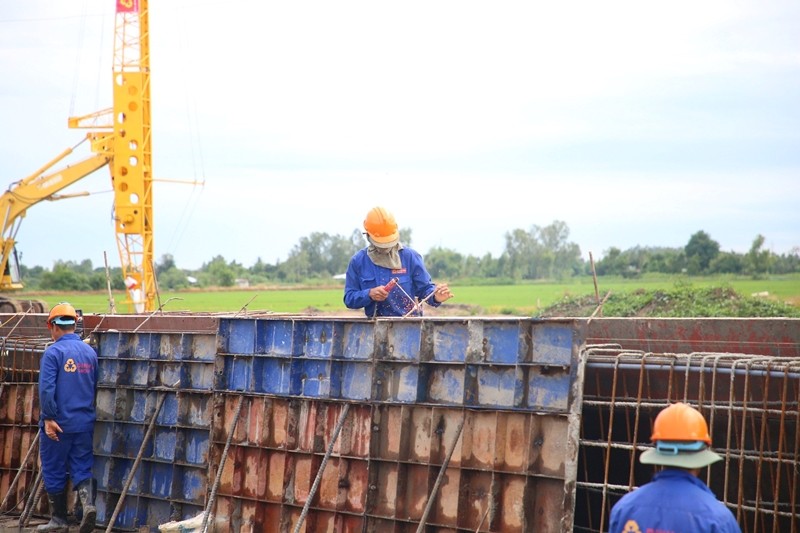 Công nhân thi công tuyến cao tốc Châu Đốc - Cần Thơ - Sóc Trăng. Ảnh Nhật Huy Công nhân thi công tuyến cao tốc Châu Đốc - Cần Thơ - Sóc Trăng. Ảnh Nhật Huy