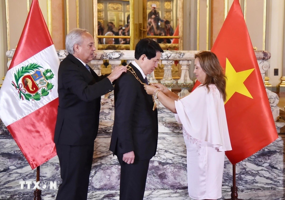 Tổng thống Dina Ercilia Boluarte Zegarra trao Huân chương “Mặt trời Peru” cấp Đại Thập tự tặng Chủ tịch nước Lương Cường Tổng thống Dina Ercilia Boluarte Zegarra trao Huân chương “Mặt trời Peru” cấp Đại Thập tự tặng Chủ tịch nước Lương Cường
