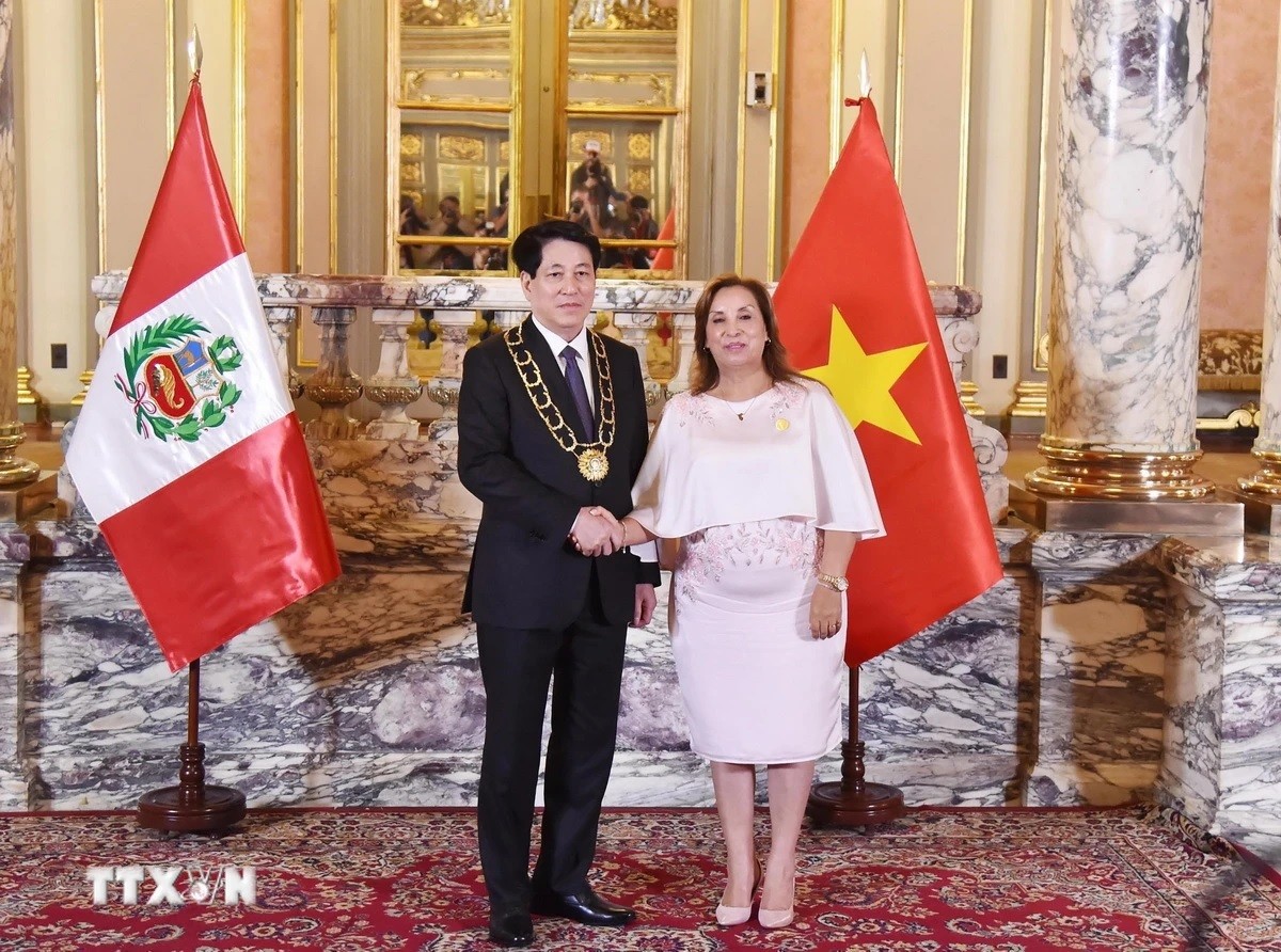 Tổng thống Dina Ercilia Boluarte Zegarra trao Huân chương “Mặt trời Peru” cấp Đại Thập tự tặng Chủ tịch nước Lương Cường Tổng thống Dina Ercilia Boluarte Zegarra trao Huân chương “Mặt trời Peru” cấp Đại Thập tự tặng Chủ tịch nước Lương Cường