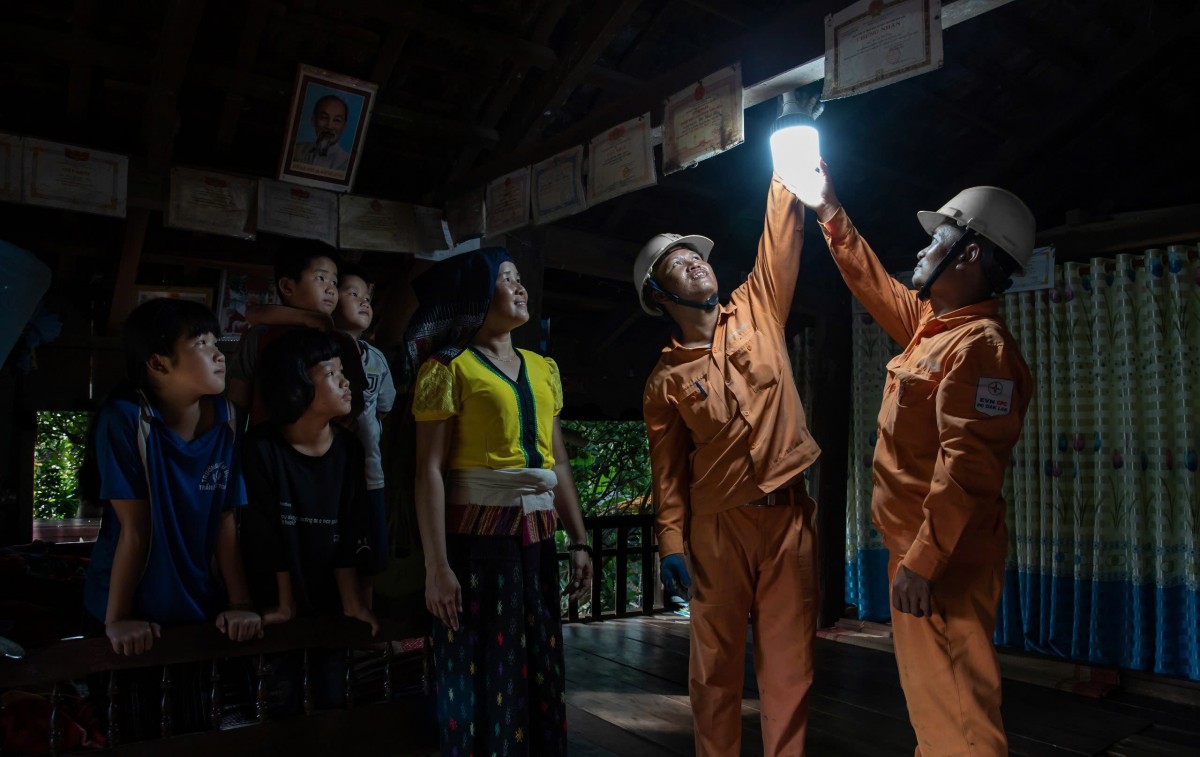 Hỗ trợ các hộ nghèo, chính sách thay thế đèn chiếu sáng bằng đèn LED tiết kiệm điện Hỗ trợ các hộ nghèo, chính sách thay thế đèn chiếu sáng bằng đèn LED tiết kiệm điện