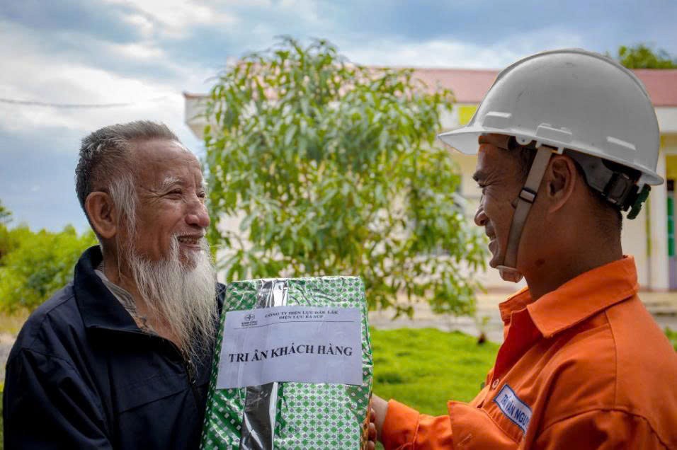 Tặng quà tri ân cho khách hàng sử dụng điện (Ảnh: CTV) Tặng quà tri ân cho khách hàng sử dụng điện (Ảnh: CTV)