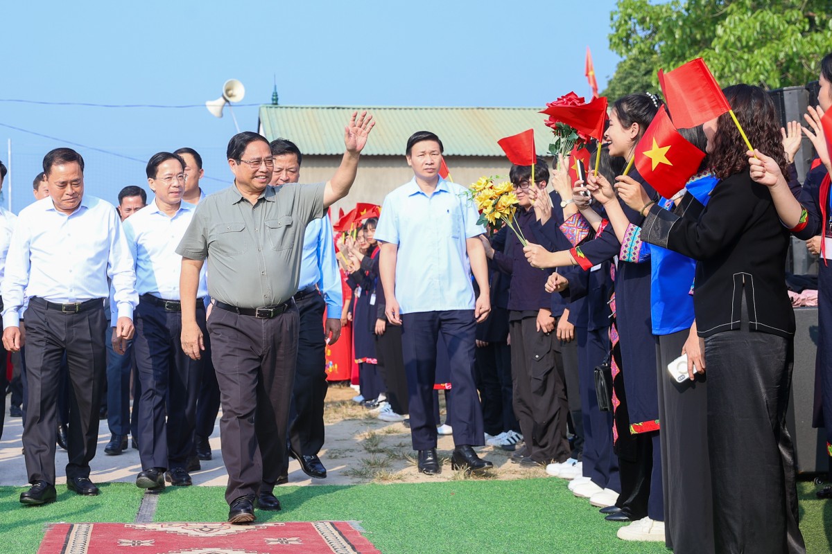 Bà con các dân tộc trên địa bàn khu dân cư 8, thị trấn Na Sầm, huyện Văn Lãng, tỉnh Lạng Sơn nhiệt liệt chào mừng Thủ tướng Phạm Minh Chính và các đại biểu tới dự Ngày hội Đại đoàn kết toàn dân tộc năm 2024 - Ảnh: VGP/Nhật Bắc Bà con các dân tộc trên địa bàn khu dân cư 8, thị trấn Na Sầm, huyện Văn Lãng, tỉnh Lạng Sơn nhiệt liệt chào mừng Thủ tướng Phạm Minh Chính và các đại biểu tới dự Ngày hội Đại đoàn kết toàn dân tộc năm 2024 - Ảnh: VGP/Nhật Bắc