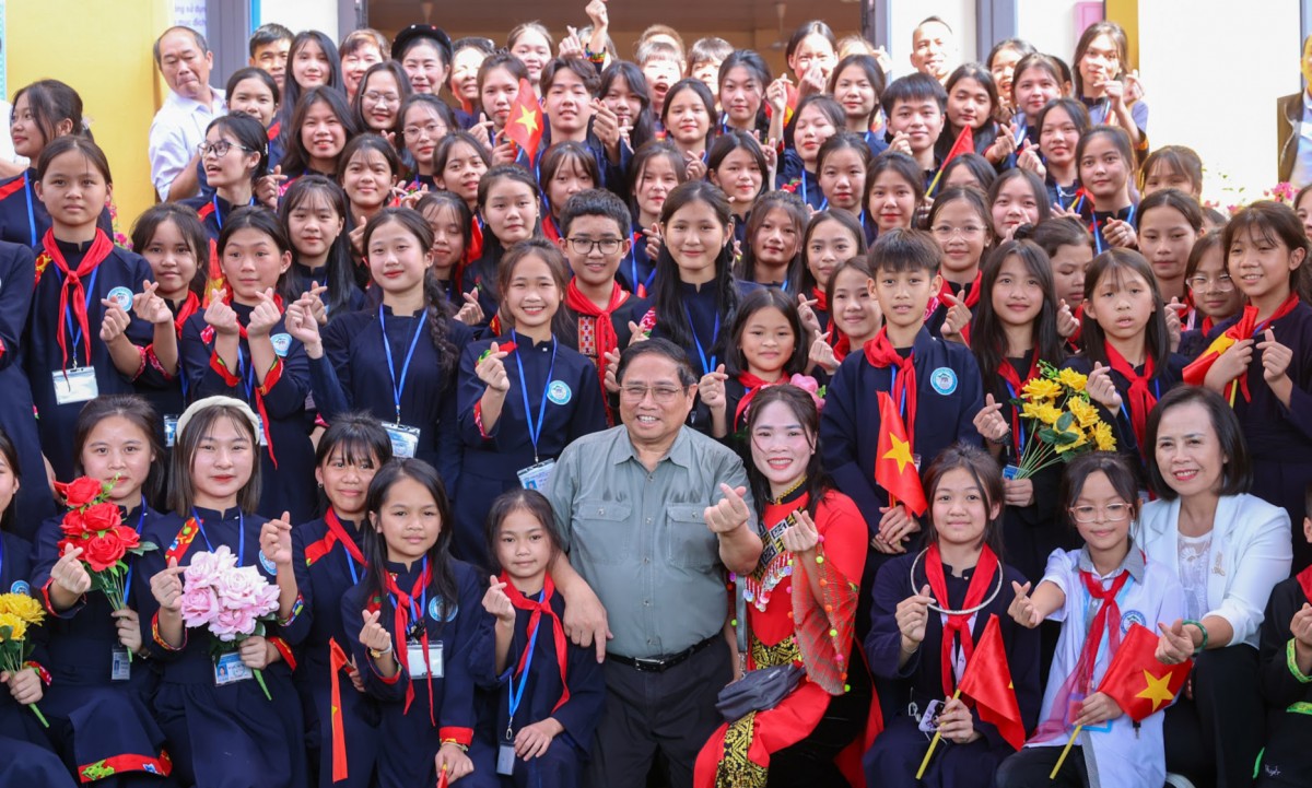 Thủ tướng chụp ảnh lưu niệm với bà con, các cháu thiếu nhi dự Ngày hội - Ảnh: VGP/Nhật Bắc Thủ tướng chụp ảnh lưu niệm với bà con, các cháu thiếu nhi dự Ngày hội - Ảnh: VGP/Nhật Bắc