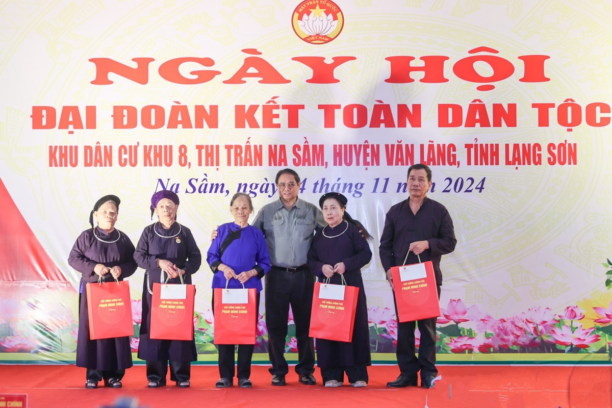 Thủ tướng tặng quà 5 hộ gia đình chính sách tại thị trấn Na Sầm - Ảnh: VGP/Nhật Bắc Thủ tướng tặng quà 5 hộ gia đình chính sách tại thị trấn Na Sầm - Ảnh: VGP/Nhật Bắc