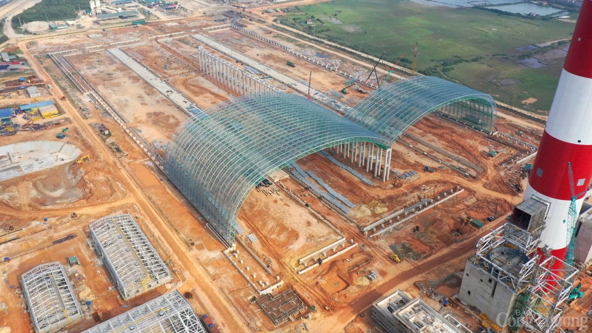 Hệ thống mái che kho than đang được thi công 