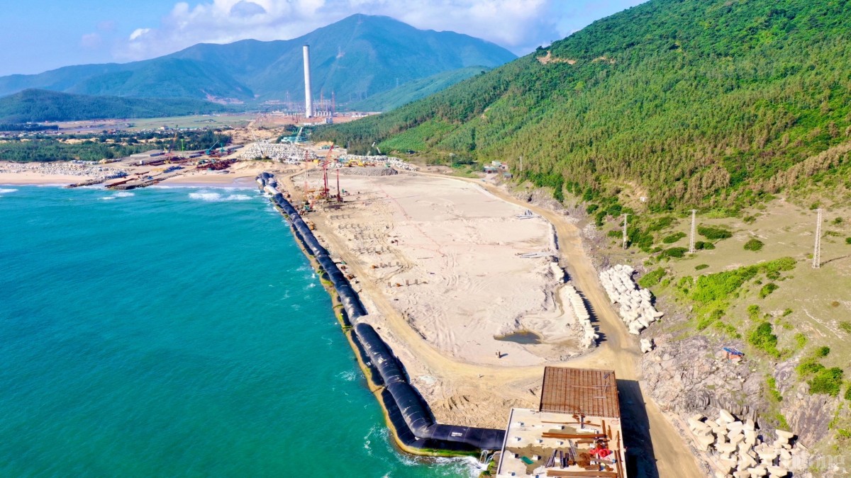 Khu vực mũi độc nằm ở xã Quảng Đông nơi có tuyến đường dẫn nhiên liệu và nước làm mát đi vào dự án 