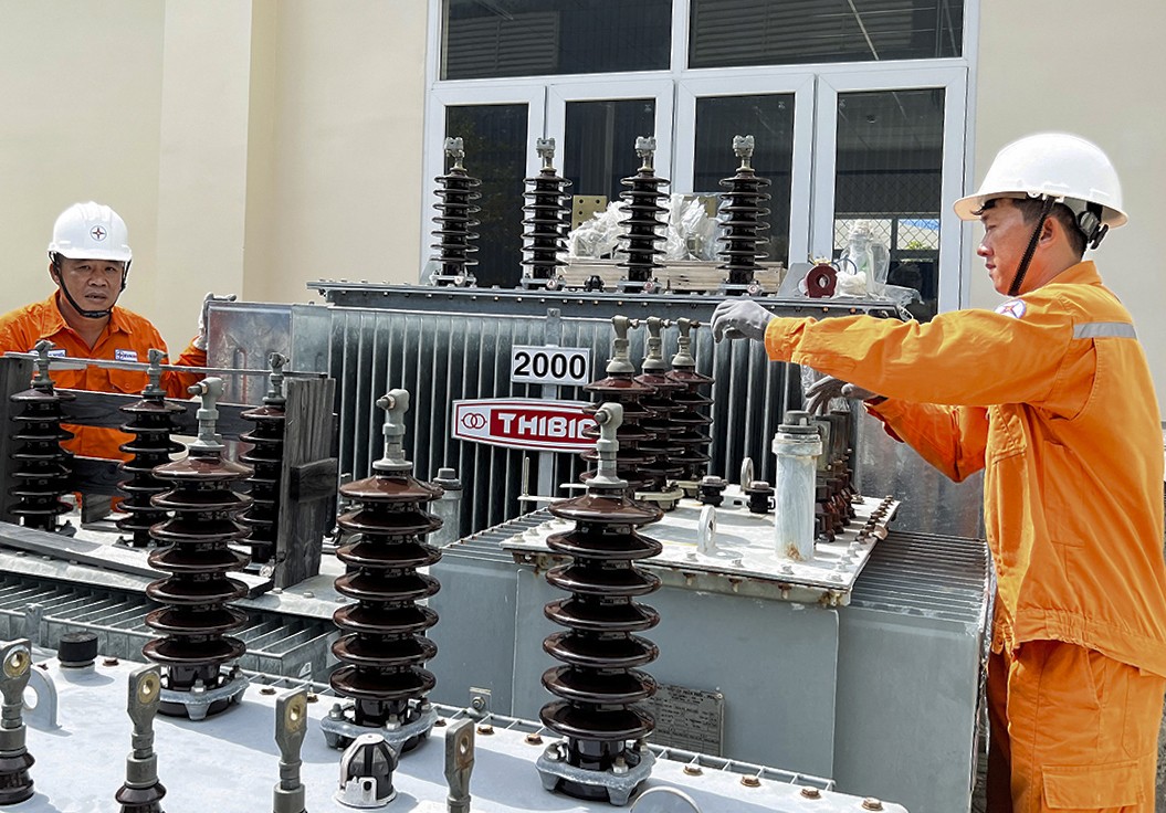 Nhân viên Công ty Điện lực Bà Rịa-Vũng Tàu sửa chữa, bảo trì lưới điện. Nhân viên Công ty Điện lực Bà Rịa-Vũng Tàu sửa chữa, bảo trì lưới điện.