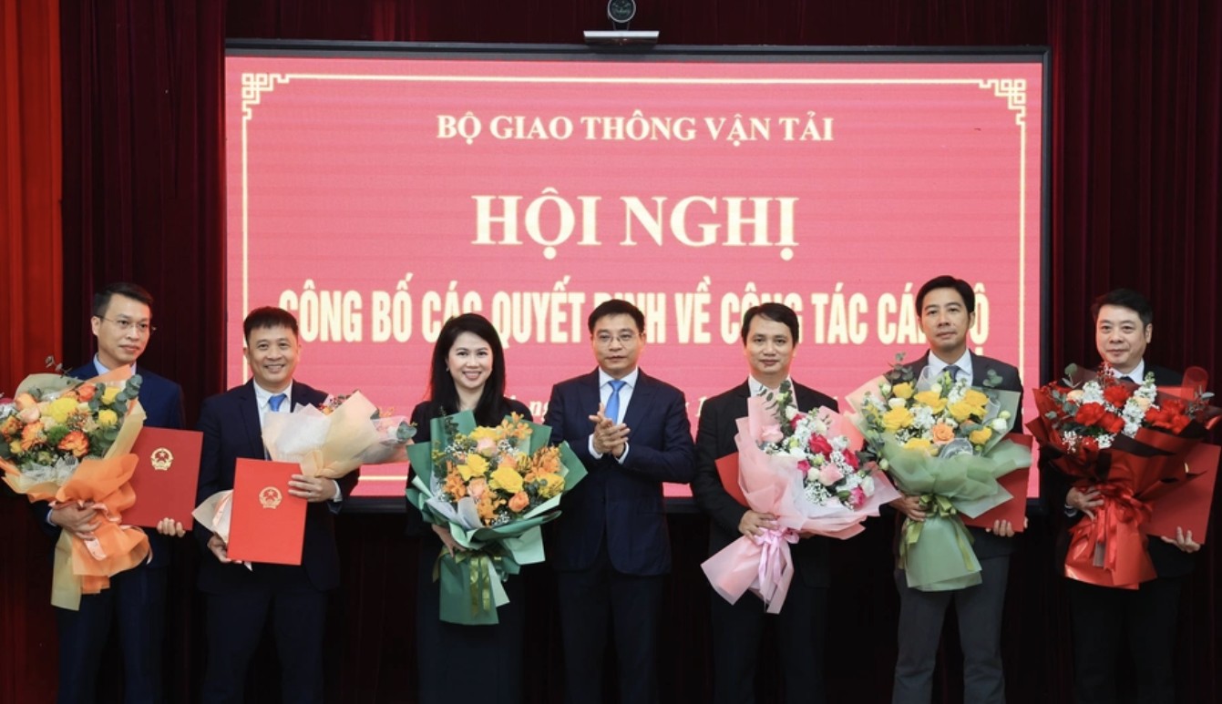 Bộ trưởng Bộ GTVT Nguyễn Văn Thắng trao quyết định và tặng hoa chúc mừng các cán bộ được điều động, bổ nhiệm. Ảnh: Báo Giao thông Bộ trưởng Bộ GTVT Nguyễn Văn Thắng trao quyết định và tặng hoa chúc mừng các cán bộ được điều động, bổ nhiệm. Ảnh: Báo Giao thông