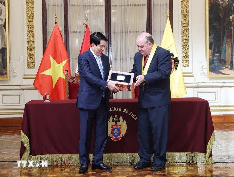 Thị trưởng Rafael Lopez trao chìa khóa thành phố Lima tặng Chủ tịch nước Lương Cường Thị trưởng Rafael Lopez trao chìa khóa thành phố Lima tặng Chủ tịch nước Lương Cường