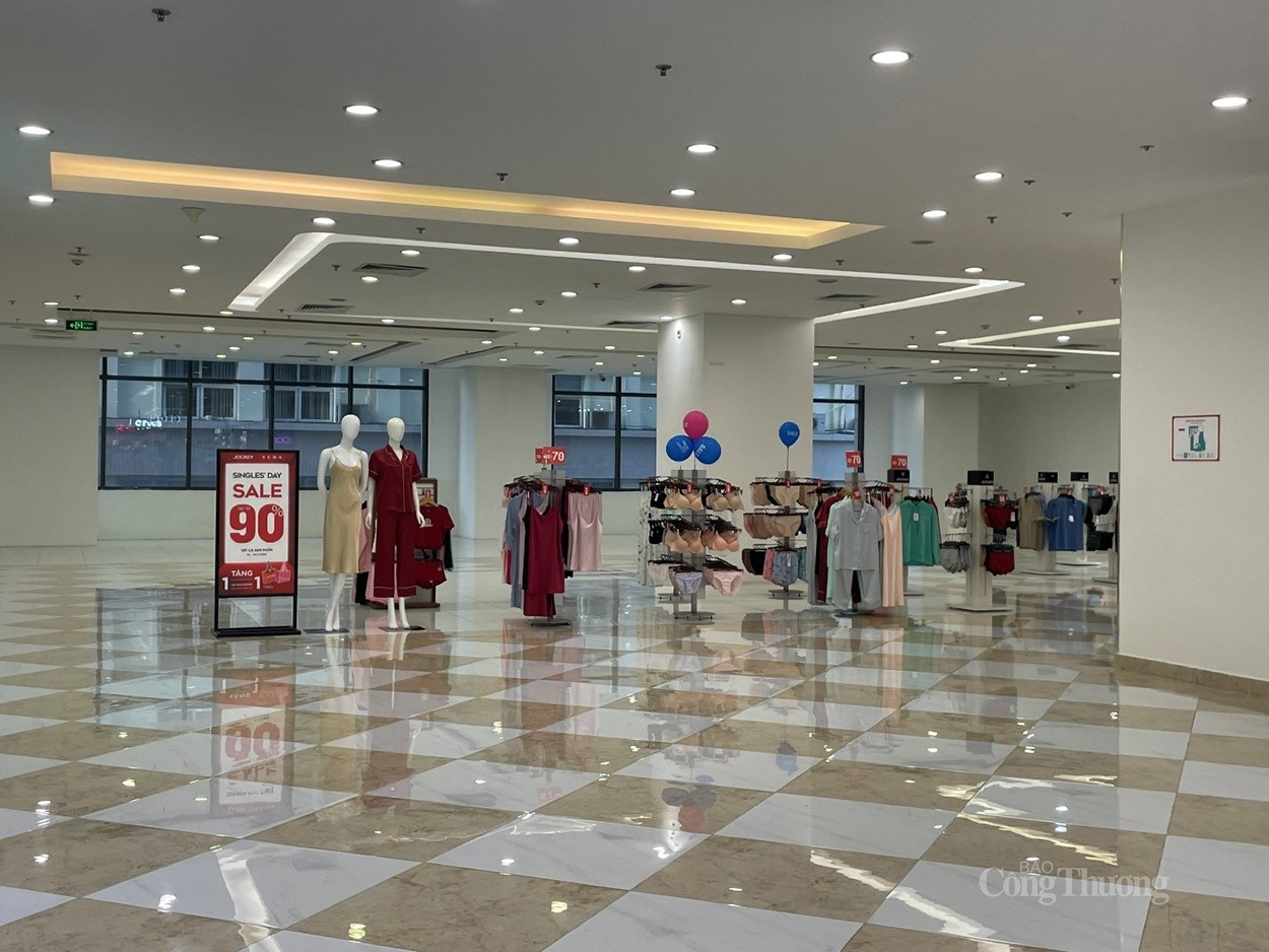 Thị trường thời trang cuối năm ‘ế ẩm’, tiểu thương ‘chật vật’ tìm khách