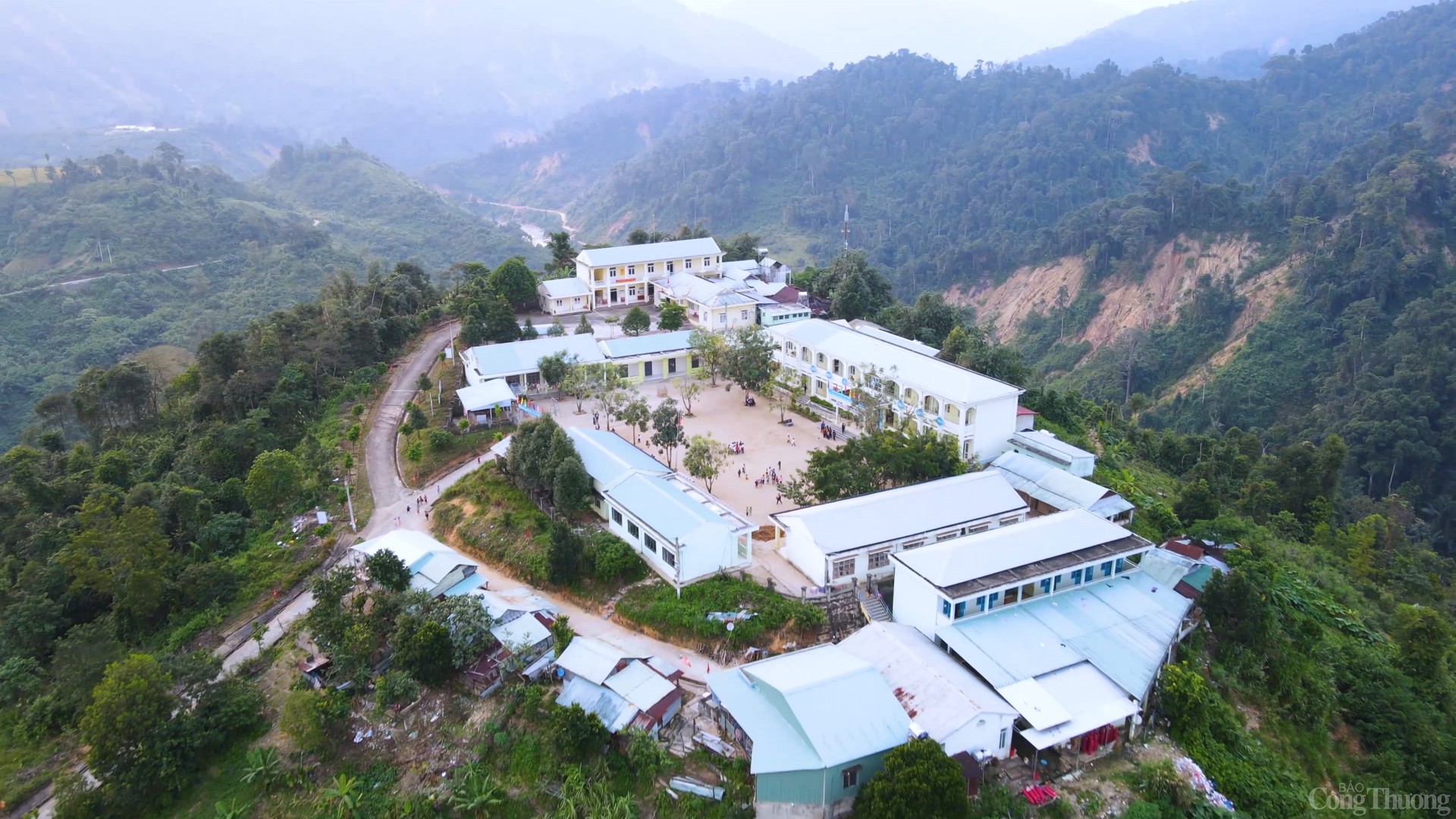 Trường Tiểu học và THCS Phước Lộc nằm chênh vênh trên ngọn đồi. Nơi đây thường xuyên xảy ra lở núi, chia cắt tuyến đường giao thông Trường Tiểu học và THCS Phước Lộc nằm chênh vênh trên ngọn đồi. Nơi đây thường xuyên xảy ra lở núi, chia cắt tuyến đường giao thông