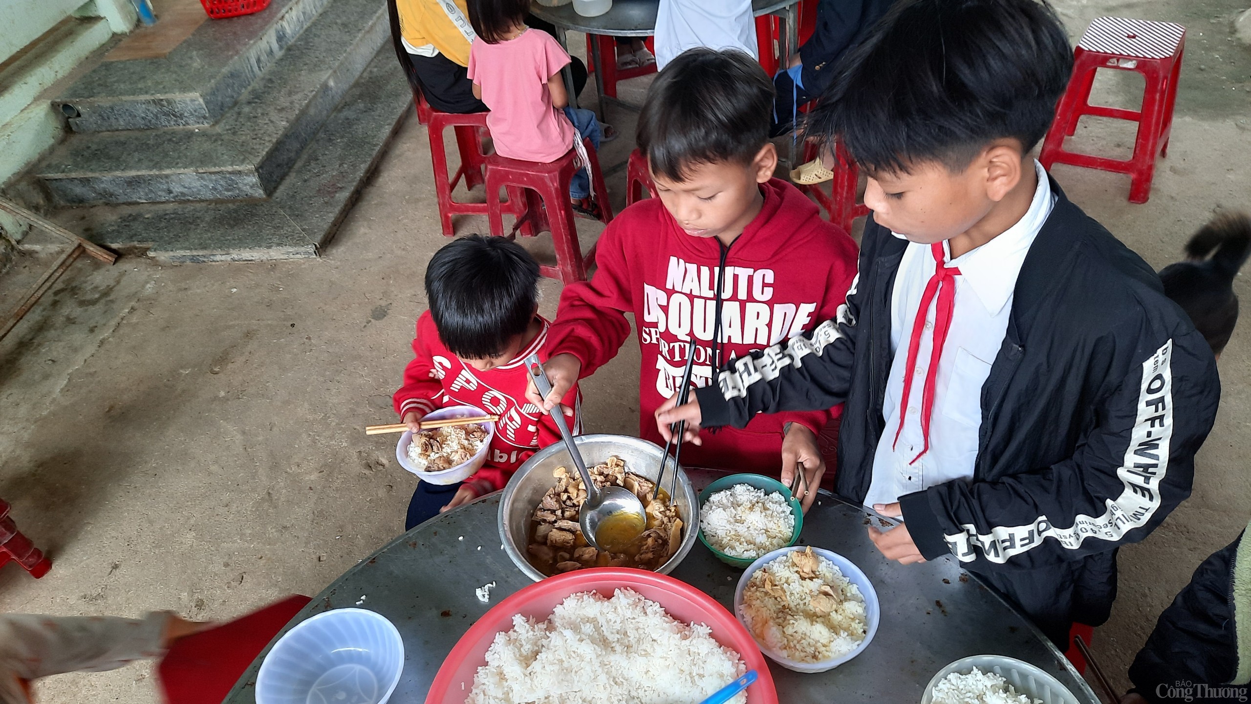 Bữa ăn 8 nghìn của các em học sinh miền núi Quảng Nam. Bữa ăn 8 nghìn của các em học sinh miền núi Quảng Nam.