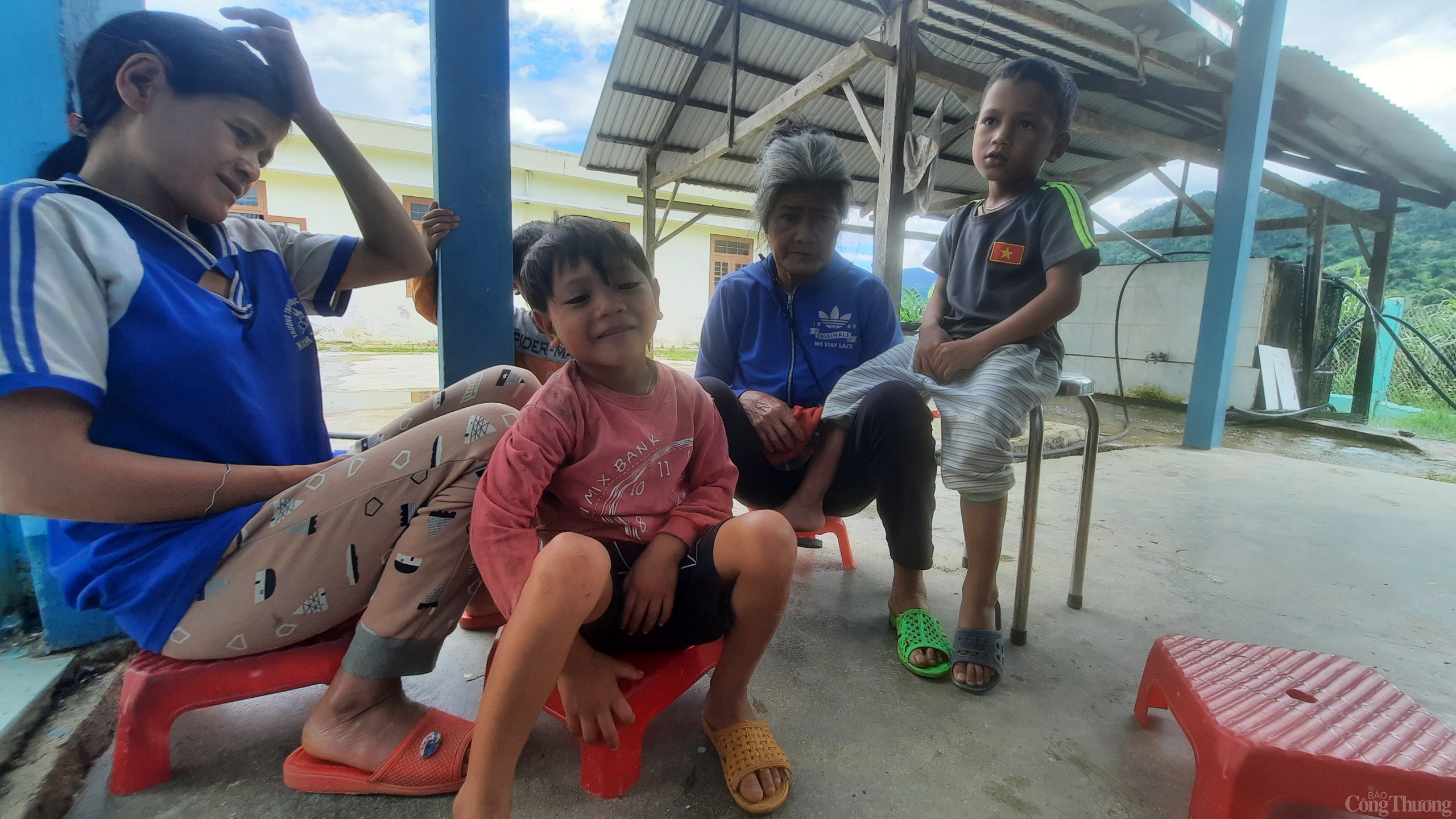 Những phụ huynh của các em học sinh cùng ở với nhà trường để phụ giúp chuyện nấu ăn, chăm sóc con em của mình ở trường Tiểu học và THCS Trà Nam. Những phụ huynh của các em học sinh cùng ở với nhà trường để phụ giúp chuyện nấu ăn, chăm sóc con em của mình ở trường Tiểu học và THCS Trà Nam.