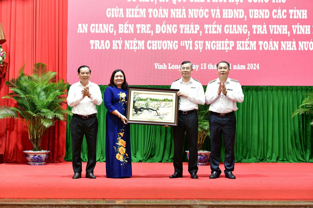 Tổng Kiểm toán nhà nước Ngô Văn Tuấn trao quà lưu niệm tăng lãnh đạo các địa phương