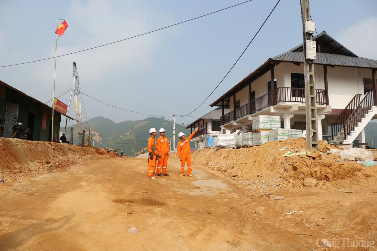 PC Lào Cai: "Thần tốc" đưa điện lưới quốc gia về khu tái định cư Làng Nủ PC Lào Cai: "Thần tốc" đưa điện lưới quốc gia về khu tái định cư Làng Nủ