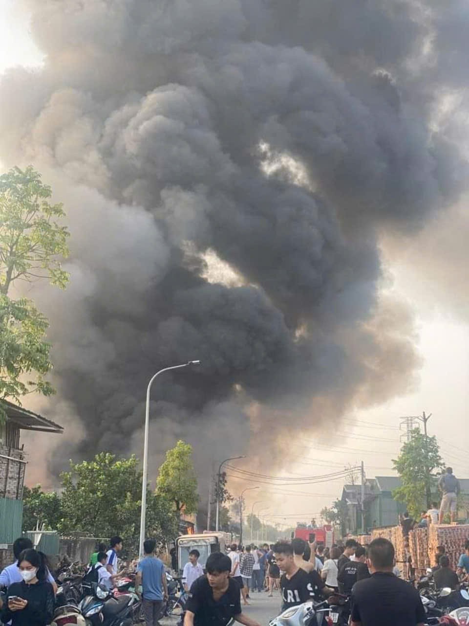 Cháy lớn kèm tiếng nổ tại xưởng bao bì ở Hà Nội khiến khói đen cuồn cuộn (Ảnh: Bạn đọc cung cấp)