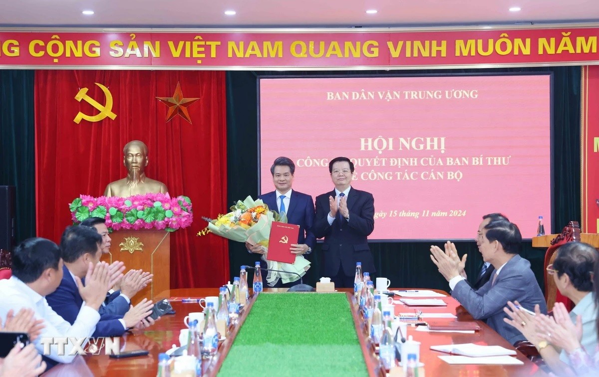 Ông Mai Văn Chính, Ủy viên Trung ương Đảng, Trưởng Ban Dân vận Trung ương, trao Quyết định của Ban Bí thư cho ông Nguyễn Quang Đức Ông Mai Văn Chính, Ủy viên Trung ương Đảng, Trưởng Ban Dân vận Trung ương, trao Quyết định của Ban Bí thư cho ông Nguyễn Quang Đức