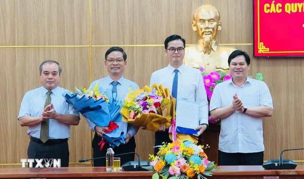 Phó Chủ tịch Thường trực Ủy ban Nhân dân tỉnh Quảng Ngãi Trần Hoàng Tuấn (bên trái ngoài cùng) trao Quyết định điều động, bổ nhiệm Trưởng ban và Phó Trưởng Ban Quản lý Khu kinh tế Dung Quất. Phó Chủ tịch Thường trực Ủy ban Nhân dân tỉnh Quảng Ngãi Trần Hoàng Tuấn (bên trái ngoài cùng) trao Quyết định điều động, bổ nhiệm Trưởng ban và Phó Trưởng Ban Quản lý Khu kinh tế Dung Quất.