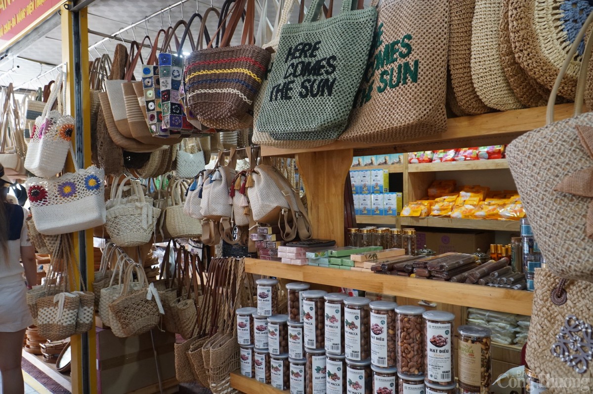 Các sản phẩm như hàng thủ công mỹ nghệ, mây tre đen, hàng nông sản OCOP rất được khách du lịch quốc tế chuộng Các sản phẩm như hàng thủ công mỹ nghệ, mây tre đen, hàng nông sản OCOP rất được khách du lịch quốc tế chuộng