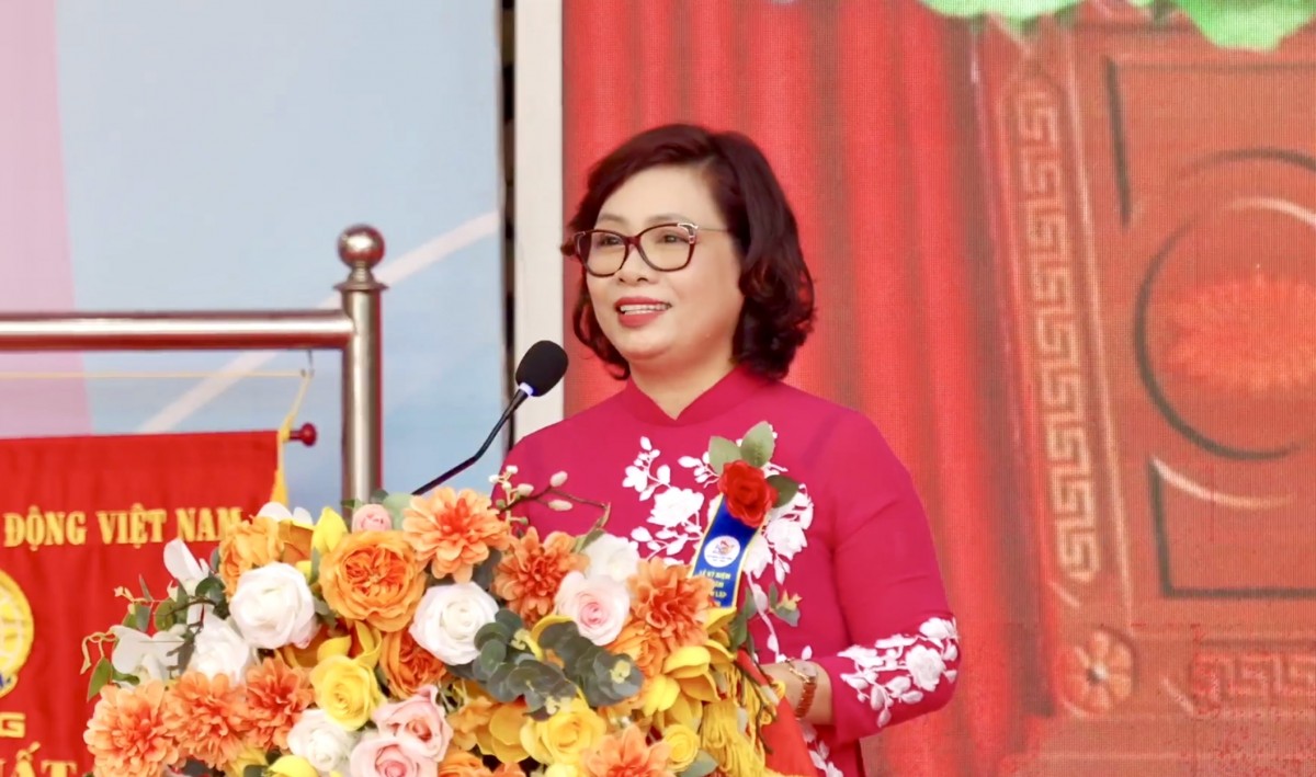 Bà Nguyễn Thanh Huyền - Hiệu trưởng Trường tiểu học Dịch Vọng B phát biểu tại buổi lễ. Bà Nguyễn Thanh Huyền - Hiệu trưởng Trường tiểu học Dịch Vọng B phát biểu tại buổi lễ.