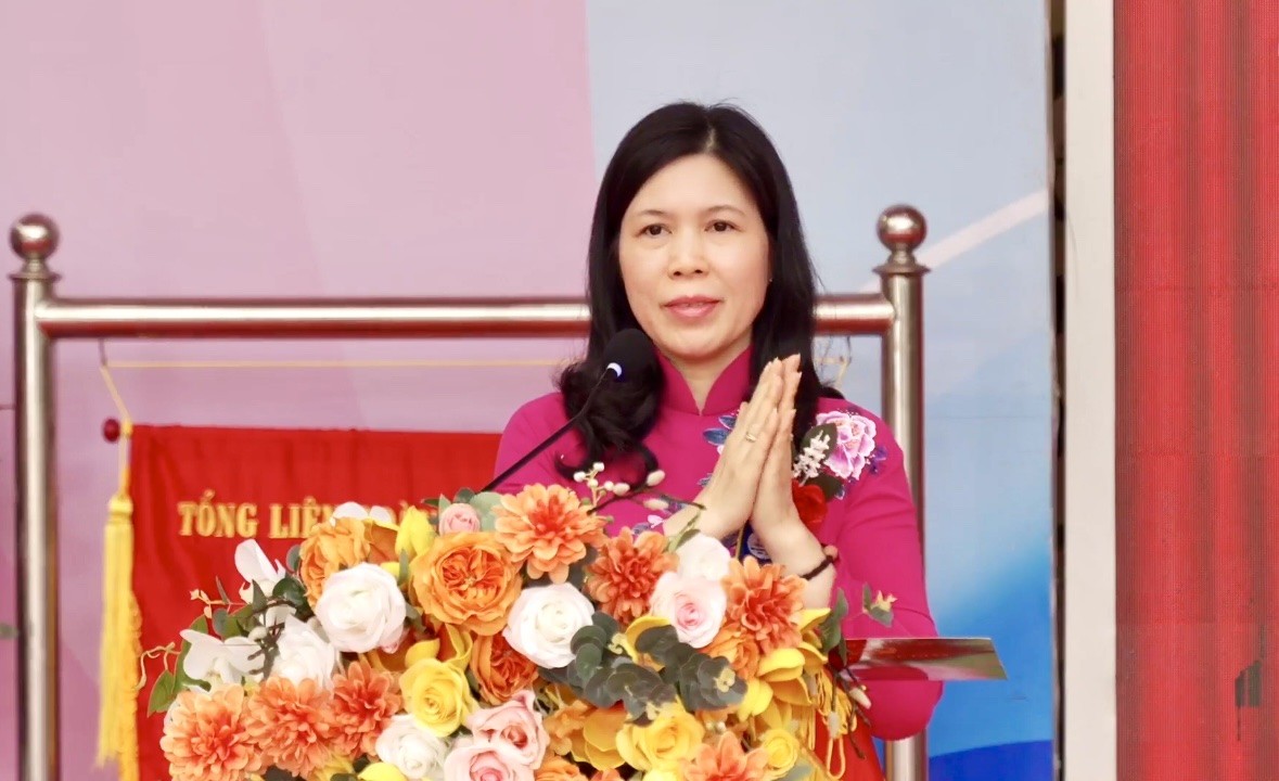 Bà Trần Thị Phương Hoa - Bí thư Quận ủy Cầu Giấy biểu dương những thành tích của thầy và trò Trường tiểu học Dịch Vọng B. Bà Trần Thị Phương Hoa - Bí thư Quận ủy Cầu Giấy biểu dương những thành tích của thầy và trò Trường tiểu học Dịch Vọng B.