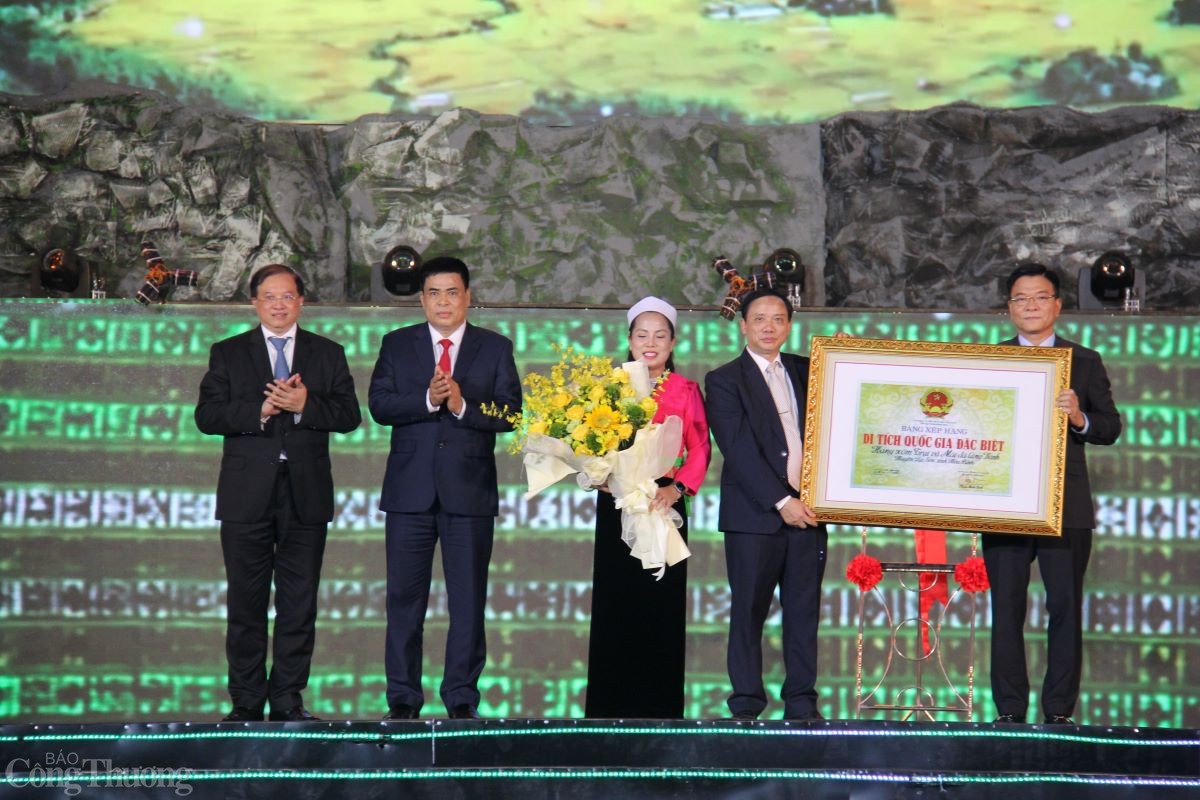 Hòa Bình đón nhận Bằng xếp hạng di tích Quốc gia đặc biệt Hang xóm Trại và Mái đá làng Vành Hòa Bình đón nhận Bằng xếp hạng di tích Quốc gia đặc biệt Hang xóm Trại và Mái đá làng Vành