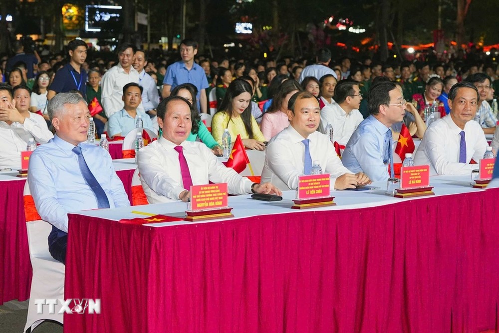 Phó Thủ tướng Thường trực Nguyễn Hòa Bình cùng lãnh đạo Thành ủy, Ủy ban Nhân dân thành phố Hải Phòng tham dự Cầu truyền hình trực tiếp kỷ niệm sự kiện 70 năm tập kết ra Bắc. (Ảnh: Hoàng Ngọc/TTXVN) ttxvn_hai_phong.jpg