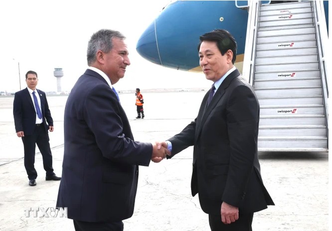 Đại biểu tiễn Chủ tịch nước Lương Cường tại sân bay Jorge Chávez ở Thủ đô Lima. (Ảnh: Lâm Khánh/TTXVN) Đại biểu tiễn Chủ tịch nước Lương Cường tại sân bay Jorge Chávez ở Thủ đô Lima. (Ảnh: Lâm Khánh/TTXVN)