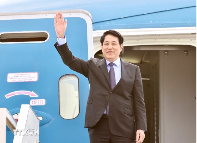 Chủ tịch nước Lương Cường tại sân bay Jorge Chávez ở Thủ đô Lima, kết thúc chuyến thăm chính thức Cộng hòa Peru và tham dự Tuần lễ cấp cao Diễn đàn Hợp tác kinh tế châu Á-Thái Bình Dương (APEC) 2024. (Ảnh: Lâm Khánh/TTXVN) Chủ tịch nước Lương Cường tại sân bay Jorge Chávez ở Thủ đô Lima, kết thúc chuyến thăm chính thức Cộng hòa Peru và tham dự Tuần lễ cấp cao Diễn đàn Hợp tác kinh tế châu Á-Thái Bình Dương (APEC) 2024. (Ảnh: Lâm Khánh/TTXVN)