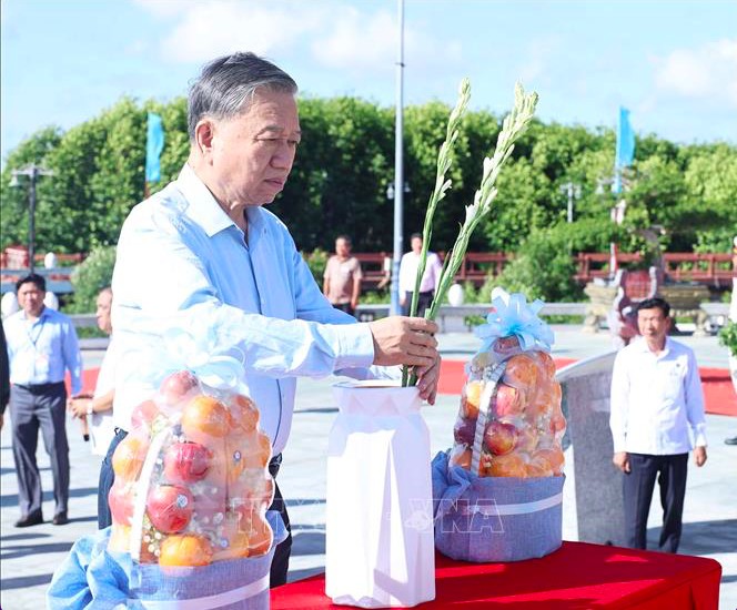 Tổng Bí thư Tô Lâm dự Ngày hội Đại đoàn kết dân tại ấp Mũi, xã Đất Mũi (Cà Mau) Tổng Bí thư Tô Lâm dự Ngày hội Đại đoàn kết dân tại ấp Mũi, xã Đất Mũi (Cà Mau)