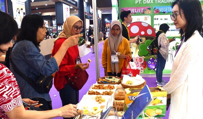 Khách tham quan thích thú thử sản phẩm của Việt Nam ở Triển lãm SIAL Interfood 2024 tổ chức tại Indonesia  Khách tham quan thích thú thử sản phẩm của Việt Nam ở Triển lãm SIAL Interfood 2024 tổ chức tại Indonesia