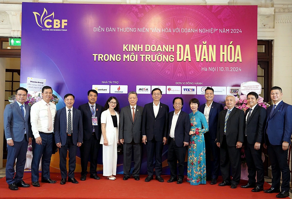 Đồng chí Trần Quang Dũng - Phó Bí thư thường trực Đảng ủy Petrovietnam chúc mừng các “Doanh nghiệp đạt chuẩn Văn hóa kinh doanh” ngành Dầu khí Đồng chí Trần Quang Dũng - Phó Bí thư thường trực Đảng ủy Petrovietnam chúc mừng các “Doanh nghiệp đạt chuẩn Văn hóa kinh doanh” ngành Dầu khí