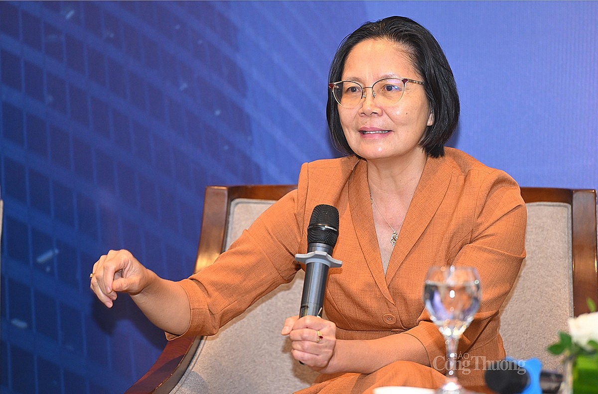 bà Đinh Thị Quỳnh Vân - Chủ tịch PwC Việt Nam chia sẻ tại Hội thảo bà Đinh Thị Quỳnh Vân - Chủ tịch PwC Việt Nam chia sẻ tại Hội thảo