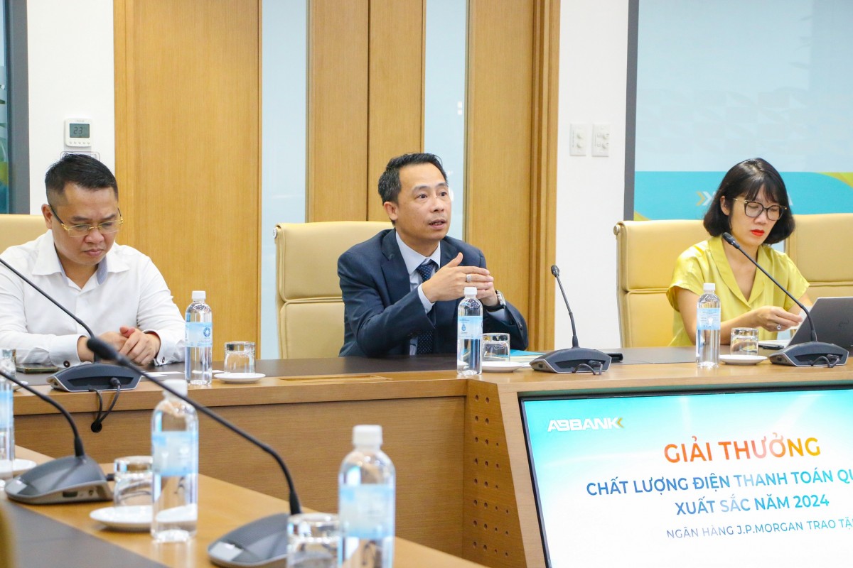 Ông Lại Tất Hà – Phó Tổng Giám đốc ABBANK cho biết giải thưởng từ JP Morgan là nguồn động lực lớn để ABBANK tiếp tục đầu tư vào công nghệ, đội ngũ để có thể mang đến cho khách hàng những trải nghiệm tối ưu nhất Ông Lại Tất Hà – Phó Tổng Giám đốc ABBANK cho biết giải thưởng từ JP Morgan là nguồn động lực lớn để ABBANK tiếp tục đầu tư vào công nghệ, đội ngũ để có thể mang đến cho khách hàng những trải nghiệm tối ưu nhất