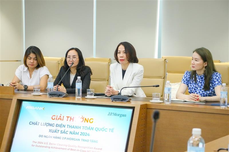 Đại diện JP Morgan, bà Phan Bích Vân - Tổng Giám đốc JP Morgan Việt Nam cho biết sẽ tiếp tục đẩy mạnh các hoạt động hợp tác kinh doanh toàn diện cùng ABBANK trong thời gian tới để phục vụ tốt nhất cho nhu cầu của khách hàng hai bên. Đại diện JP Morgan, bà Phan Bích Vân - Tổng Giám đốc JP Morgan Việt Nam cho biết sẽ tiếp tục đẩy mạnh các hoạt động hợp tác kinh doanh toàn diện cùng ABBANK trong thời gian tới để phục vụ tốt nhất cho nhu cầu của khách hàng hai bên.