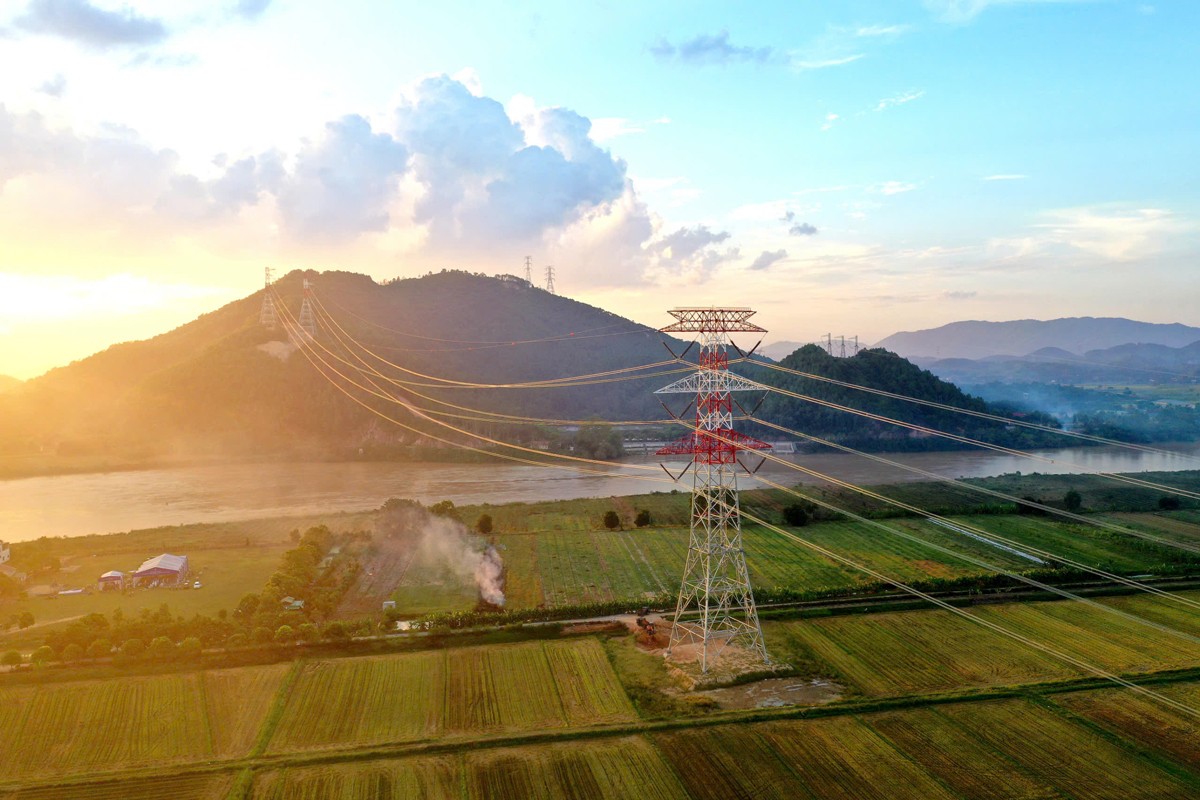 Đường dây 500kV mạch 3 đoạn vượt sông Lam. Ảnh: EVN Đường dây 500kV mạch 3 đoạn vượt sông Lam. Ảnh: EVN
