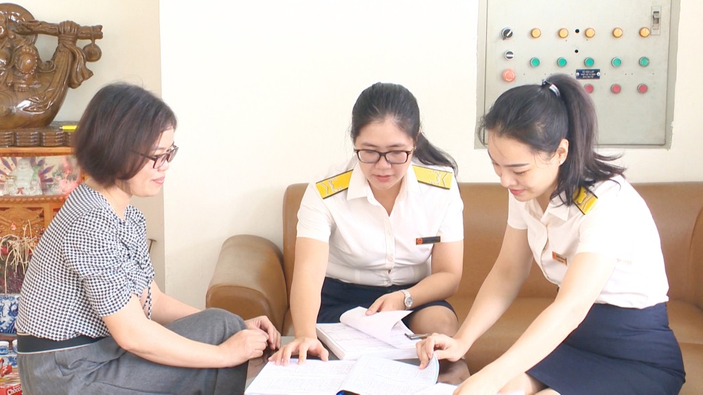 Cán bộ Chi cục Thuế khu vực Uông Bí - Quảng Yên kiểm tra, rà soát việc khai, nộp thuế của doanh nghiệp. Cán bộ Chi cục Thuế khu vực Uông Bí - Quảng Yên kiểm tra, rà soát việc khai, nộp thuế của doanh nghiệp.