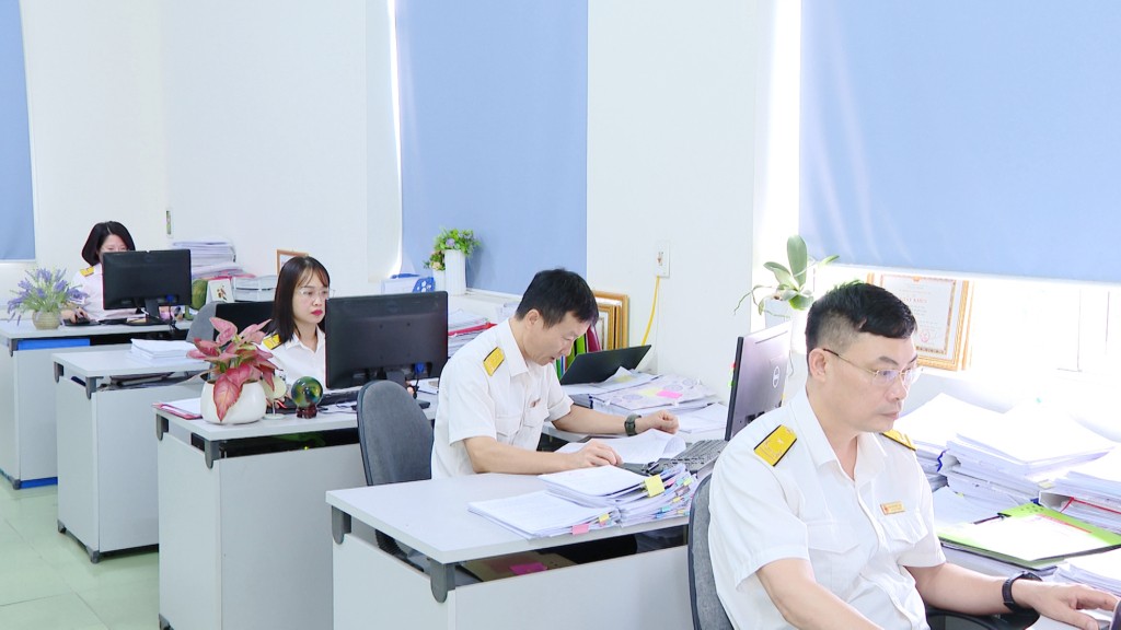 CBCC Chi cục Thuế TX Đông Triều giải quyết hồ sơ thuế cho người nộp thuế. CBCC Chi cục Thuế TX Đông Triều giải quyết hồ sơ thuế cho người nộp thuế.