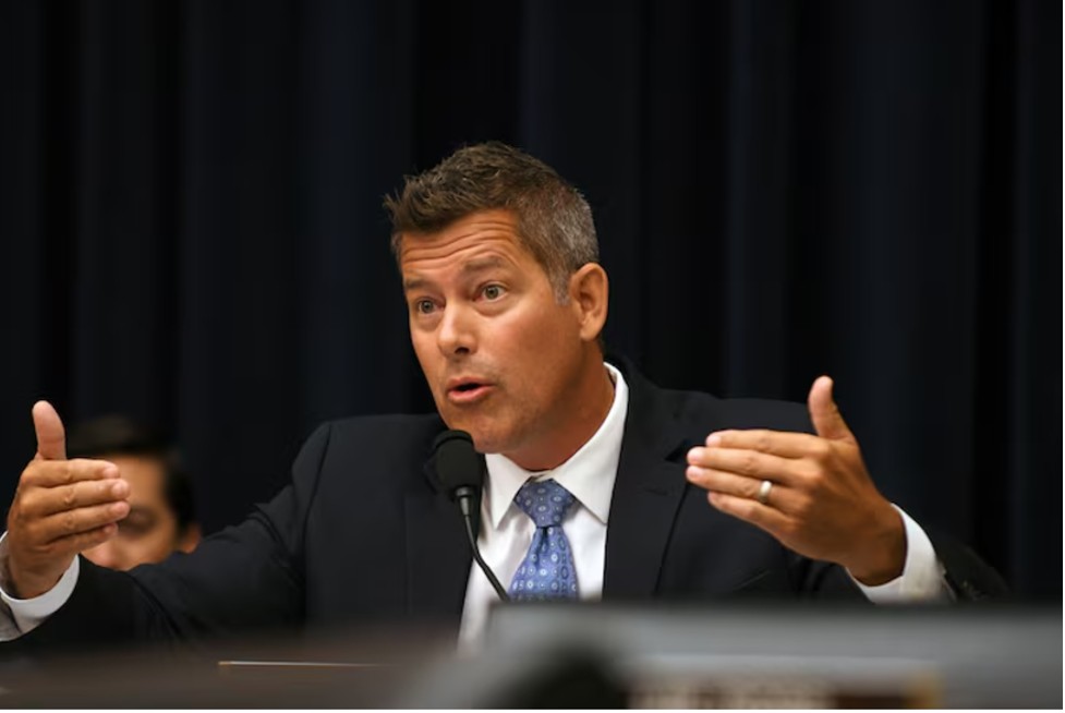 Hạ nghị sĩ Sean Duffy, đảng Cộng hòa - bang Wisconsin, chất vấn Chủ tịch Cục Dự trữ Liên bang Jerome Powell trong phiên điều trần trước Ủy ban Dịch vụ Tài chính Hạ viện về "Báo cáo Chính sách Tiền tệ Bán niên trình Quốc hội" tại Tòa nhà Văn phòng Rayburn ở Washington, Mỹ, ngày 18/7/2018. Ảnh: REUTERS.