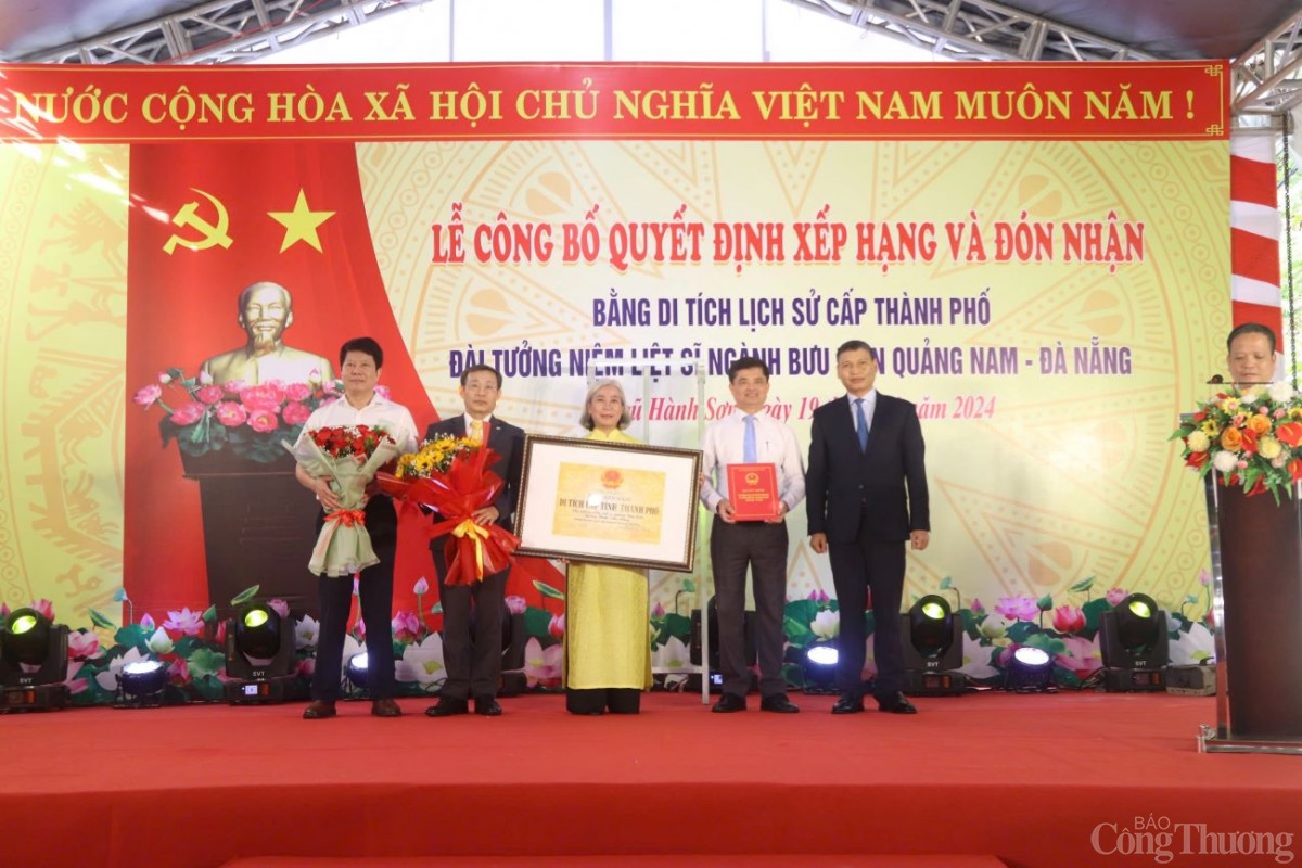 Các đại biểu thực hiện nghi thức đón nhận đón nhận Bằng Di tích lịch sử cấp thành phố đối với Đài Tưởng niệm liệt sĩ ngành Bưu điện Quảng Nam - Đà Nẵng. Các đại biểu thực hiện nghi thức đón nhận đón nhận Bằng Di tích lịch sử cấp thành phố đối với Đài Tưởng niệm liệt sĩ ngành Bưu điện Quảng Nam - Đà Nẵng.