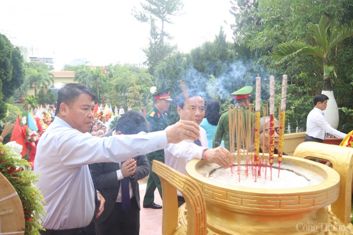 Dâng hoa, viếng hương hương các anh hùng, liệt sĩ tại Đài Tưởng niệm liệt sĩ ngành Bưu điện Quảng Nam - Đà Nẵng Dâng hoa, viếng hương hương các anh hùng, liệt sĩ tại Đài Tưởng niệm liệt sĩ ngành Bưu điện Quảng Nam - Đà Nẵng