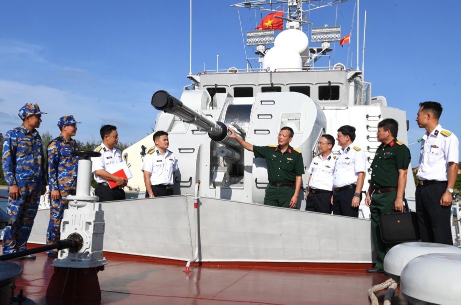 Đoàn công tác kiểm tra vũ khí, trang bị trên Tàu 264, Hải đội 515, Lữ đoàn 175. Đoàn công tác kiểm tra vũ khí, trang bị trên Tàu 264, Hải đội 515, Lữ đoàn 175.