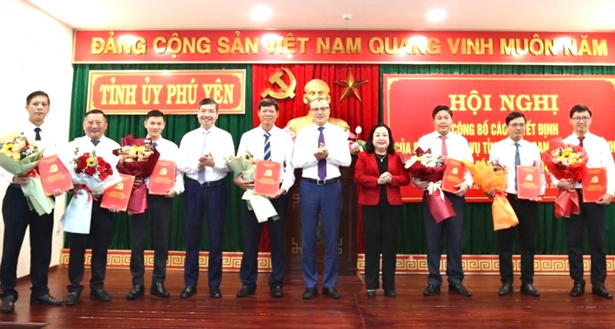 Thường trực Tỉnh ủy Phú Yên tặng hoa chúc mừng và trao các quyết định điều động, phân công, bổ nhiệm cán bộ. Thường trực Tỉnh ủy Phú Yên tặng hoa chúc mừng và trao các quyết định điều động, phân công, bổ nhiệm cán bộ.