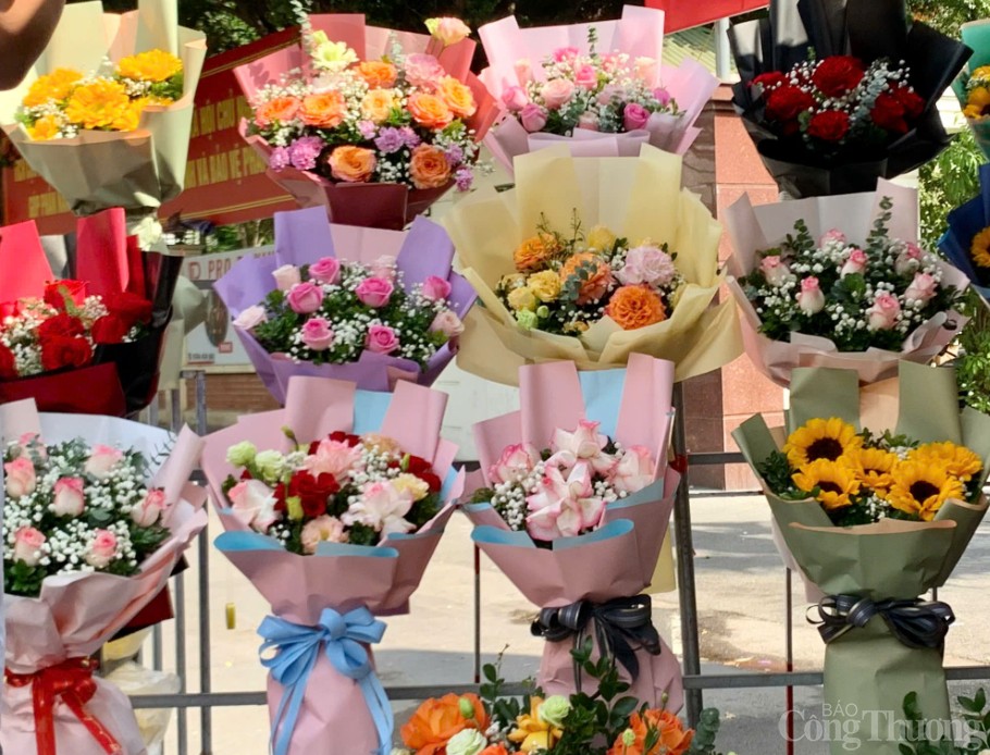 Thị trường hoa tươi ngày Nhà giáo Việt Nam 20/11 sôi động, giá không tăng đột biến Thị trường hoa tươi ngày Nhà giáo Việt Nam 20/11 sôi động, giá không tăng đột biến