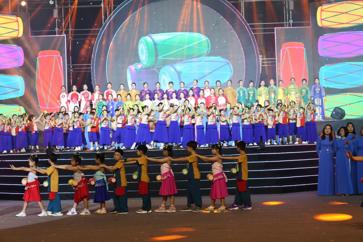 Gần 4.000 học sinh Trường Tiểu học Đoàn Thị Điểm rực rỡ cùng đêm hội Hoa Tháng Năm