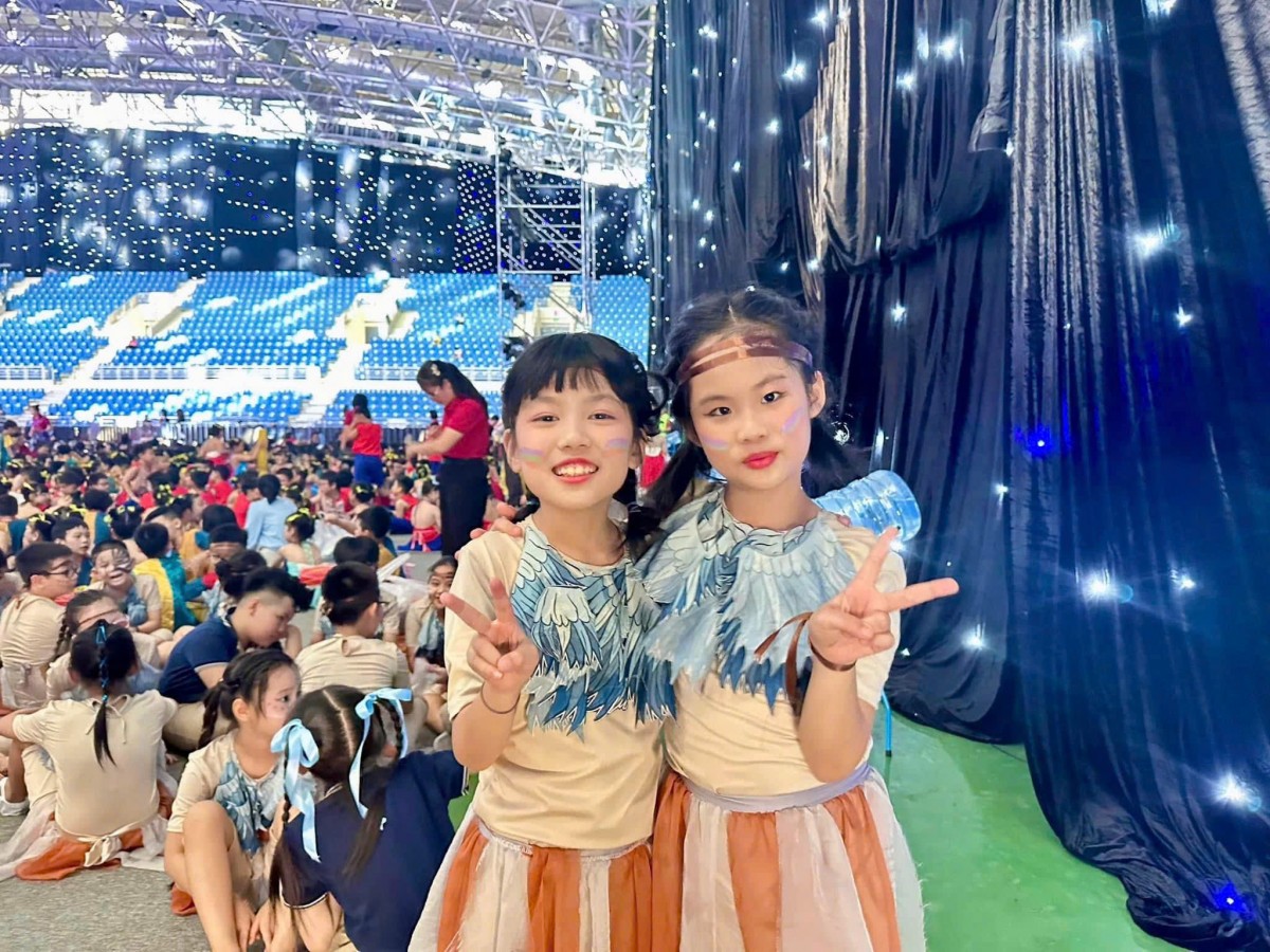 Gần 4.000 học sinh Trường Tiểu học Đoàn Thị Điểm rực rỡ cùng đêm hội Hoa Tháng Năm